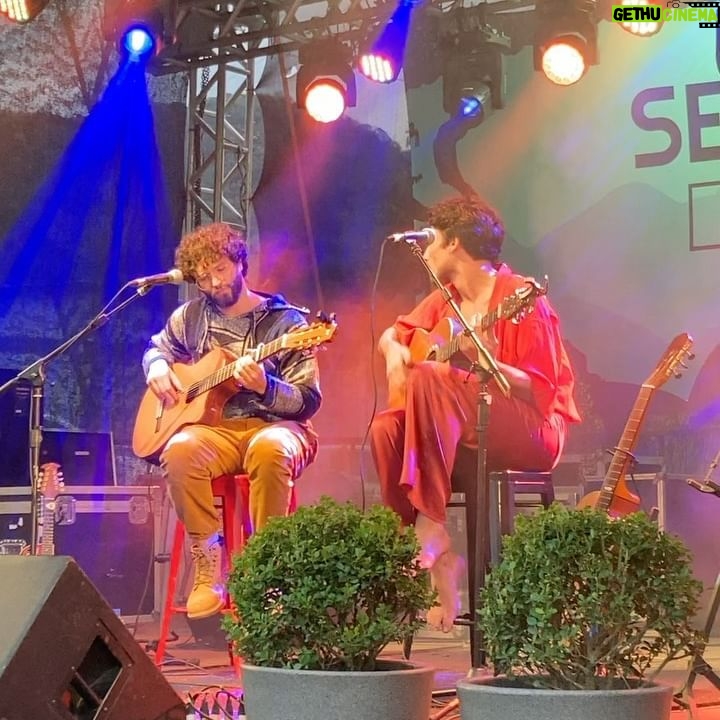 Jaffar Bambirra - 1.7K Likes - o menino que nunca amou foi amar lá nas terras de cachoeiras de macacu ✨
que delícia foi tocar nessa cidade que é como uma segunda casa pra mim, obrigado @serrafolk pelo convite, pelo evento e por juntar uma galera tão talentosa!
um agradecimento especial a @pedrobotafogo que me acompanha tão lindamente no palco, @tiagodeam meu produtor, @darliveira pelo figurino incrível e @nadiabambirra pela parceria 🤍