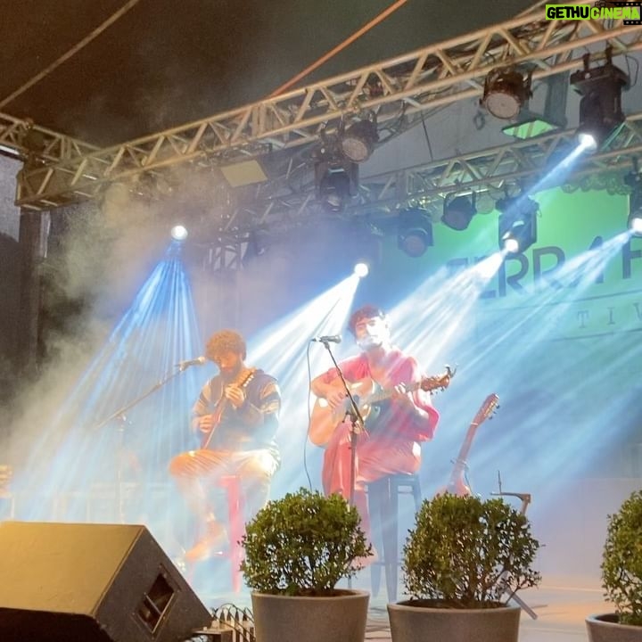 Jaffar Bambirra - 1.7K Likes - o menino que nunca amou foi amar lá nas terras de cachoeiras de macacu ✨
que delícia foi tocar nessa cidade que é como uma segunda casa pra mim, obrigado @serrafolk pelo convite, pelo evento e por juntar uma galera tão talentosa!
um agradecimento especial a @pedrobotafogo que me acompanha tão lindamente no palco, @tiagodeam meu produtor, @darliveira pelo figurino incrível e @nadiabambirra pela parceria 🤍