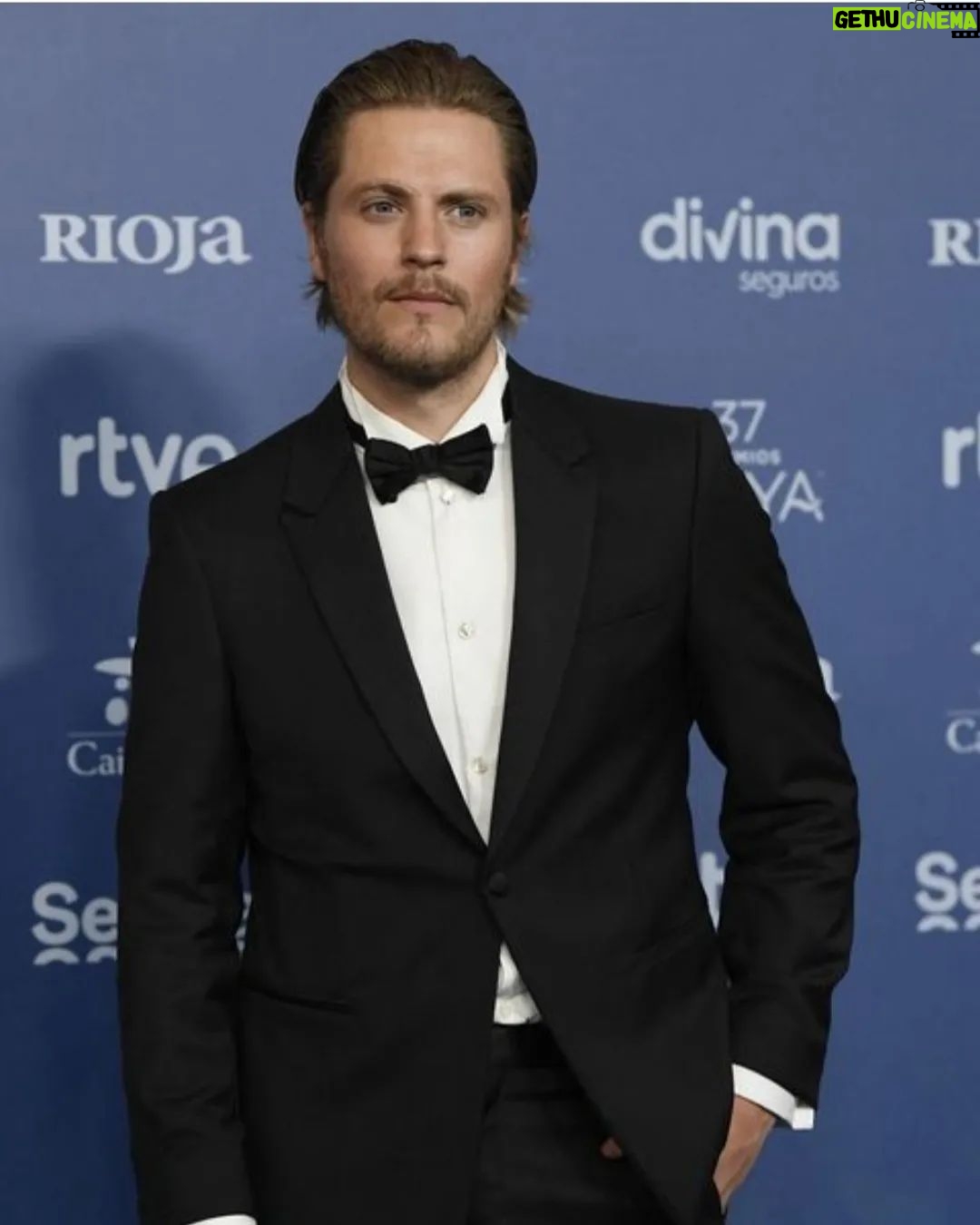 Jaime Olías - 2.4K Likes - Vaya noche!
Sólo puedo dar las gracias por todo el apoyo y los mensajes recibidos ayer. Ha sido un viaje fantástico. Estar nominado ha sido un sueño hecho realidad.
Gracias @emporioarmani por vestirme.
Gracias @rafapontessss @ruth_franco_talent.
@academiadecine @monoconpistolas
GRACIAS
