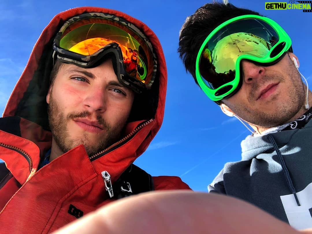 Jaime Olías - 2.1K Likes - 20 años de amistad! 10 haciendo Snow! @rodrigotrinquete
#snowboarding #sierranevada #sábado