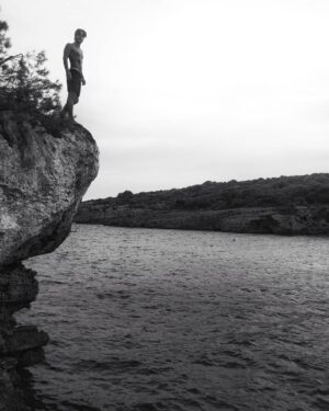Jaime Olías Instagram - Jump and build your wings on the way down!

El lunes 22:35 se entrena #elcontinental en #TVE. No os la perdáis. Para los que me preguntáis mi personaje entre al final de la primera temporada 💪🤘🤙🤙 #viernes #actor #cliffjump #raybradbury