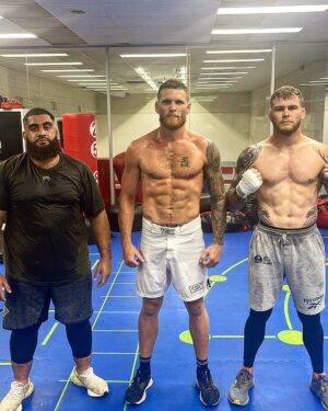 Jake Matthews Instagram - It’s Friday and rents due 🥊 @saifaleupolu @jakematthewsufc @mr.sidawibjj @ely.management