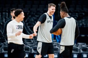 Jakob Pöltl Instagram - 3 more years ✍🏼 #GSG