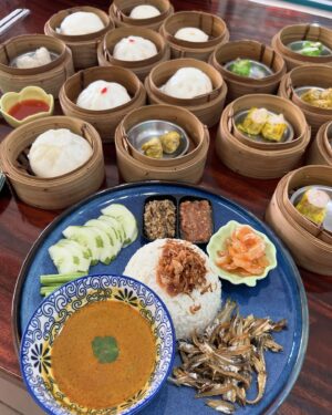 James Ma Instagram - 🥟 🍲  ร้านนี้อร่อยครับ Ho Sek 😬

FB : ร้านอาหาร มงก๊ก ภูเก็ต 
https://www.facebook.com/profile.php?id=61553238134747&mibextid=ZbWKwL

Tiktok : @mongkokphuket