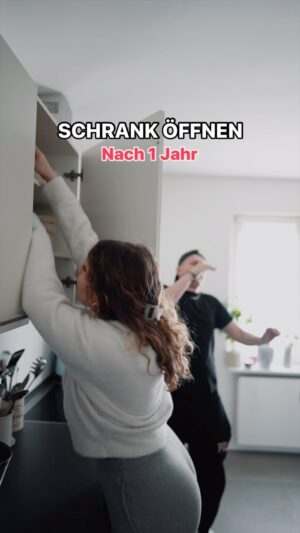 Jamie Birrell Instagram - Deswegen hat @sonnyloops Hausverbot, wenn ich was koche 😡😂 #reels #comedy #couple #sketch #couplegoals #boyfriend #girlfriend #beziehung #lustig #spaß