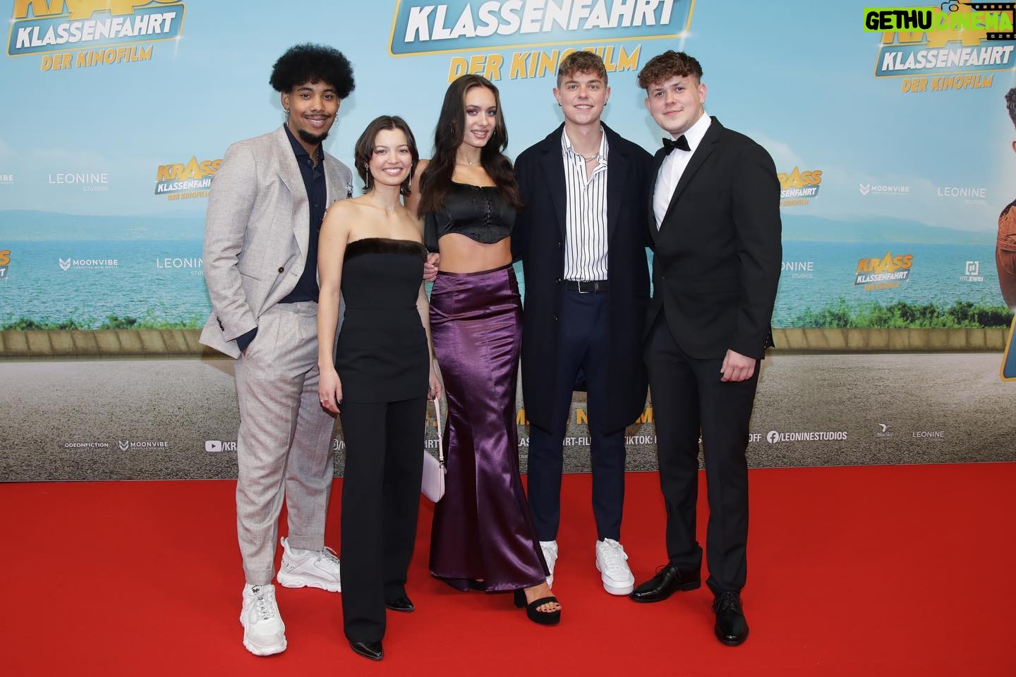 Jamie Birrell - 4.5K Likes - Ich bin einfach nur überwältigt und sprachlos. Ich spiele einfach eine Hauptrolle in einem Kinofilm!! 🤯😭😭 Das ist mein Traum seitdem ich denken kann und der ist jetzt einfach in Erfüllung gegangen 🥺 Die Premiere war einer der schönsten Tage in meinem ganzen Leben. Es hat sich alles so surreal angefühlt und ich realisiere jetzt auch erst langsam, was da wirklich passiert ist und kann es irgendwie immernoch nicht ganz glauben 😂 Schaut bitte unbedingt den Film, das würde mir echt viel bedeuten ❤️🔥❤️🔥 Vielen vielen vielen Dank an alle die das möglich gemacht haben ! ❤️ Ich bin euch wirklich unendlich dankbar für diese Chance und diese Erfahrung 🥰
________________
Fotos: Sebastian Gabsch
