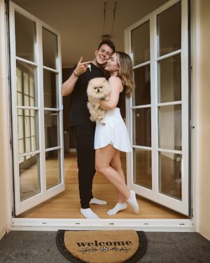 Jamie Birrell Instagram - Wir haben die Schlüssel zu unserem Landhaus bekommen 🔐🏡 schaut jetzt unbedingt die leere Haustour, die grad auf YouTube online gegangen ist & schreibt mal hier in die Kommentare den PERFEKTEN Namen für unser Landhaus 🥹 wir hatten an „Landhaus Schnurrbert“ gedacht hahah - vielleicht fällt euch noch was ein, nachdem ihr die Tour gesehen habt? 🫢✨👀 

#landhaus #hauskauf #leereroomtour #haustour