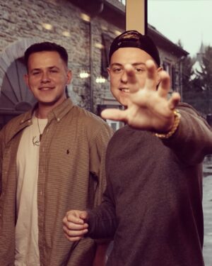 Jamie Birrell Instagram - Jonas will die Brust vom Kameramann berühren