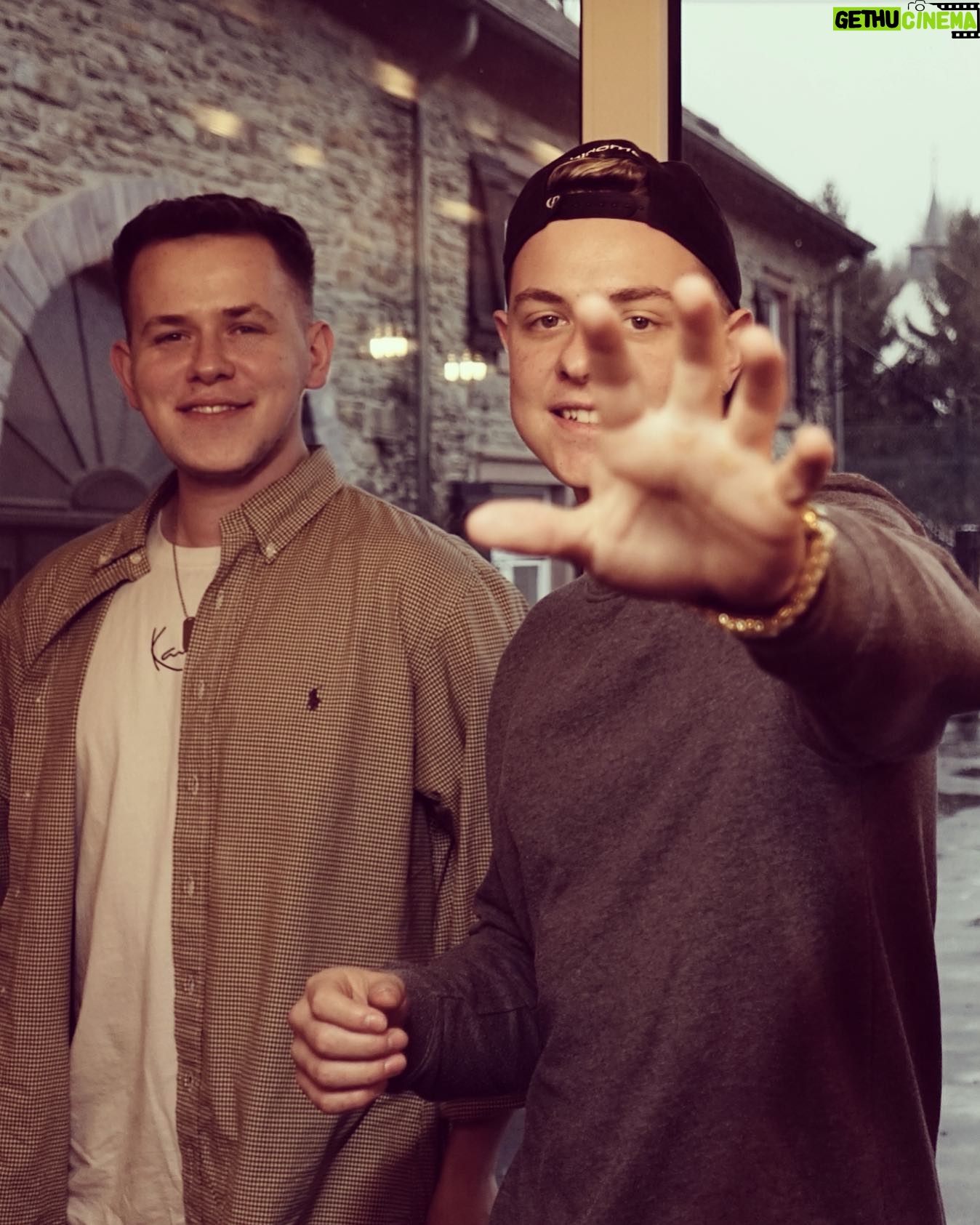 Jamie Birrell - 6K Likes - Jonas will die Brust vom Kameramann berühren