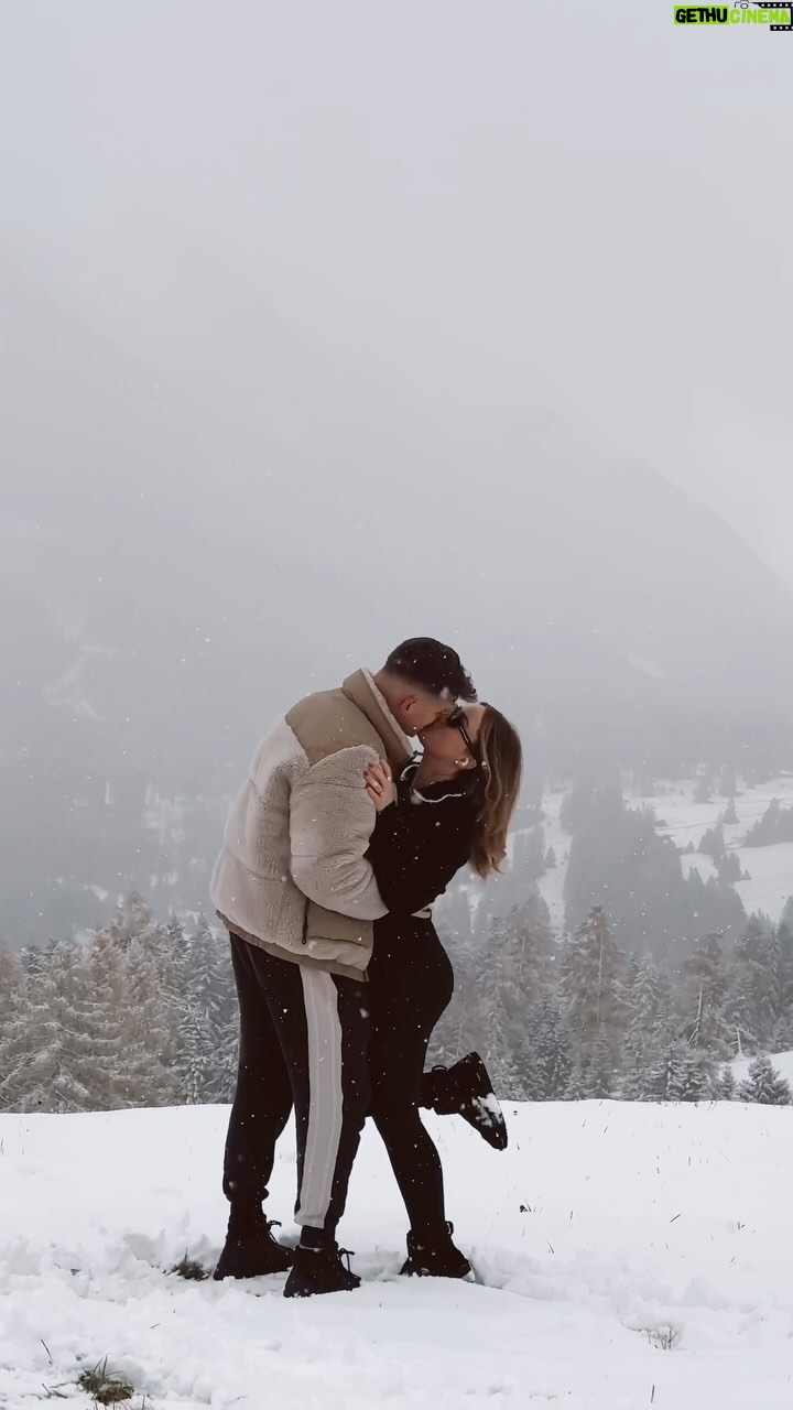 Jamie Birrell - 12.6K Likes - some people are worth melting for 🤍🫶🏻
#snow #christmastime #couple #love