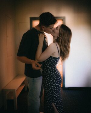 Jamie Birrell Instagram - we officially moved in together 🔐🏠

es fühlt sich so toll an, diesen Schritt zusammen zu gehen 😭, auch, wenn es irgendwie eh schon länger fast so war.. ist es doch besonders, es „offiziell“ zu machen. Kein „unsere .. ehhh deine Wohnung“ mehr! 🤭 Wir verbringen ja seit Beginn an schon eigentlich jede Sekunde zusammen, die wir können & kriegen zum Glück immernoch nicht genug voneinander. 🤪🫠 Wir konnten eigentlich schon die ganze Zeit testen, wie es ist „zusammen zu leben“ & „den Alltag zu meistern“. @jamiebirrell war mir schon seit dem Einzug so eine unfassbar große Stütze. Er hat die schwierigen Dinge weniger schwer und die schönen Dinge noch viel schöner werden lassen. Ich bin unfassbar dankbar für diesen Menschen an meiner Seite & freue mich so doll auf diesen nächsten Schritt! 💘 

#couple #movingtogether #newhome