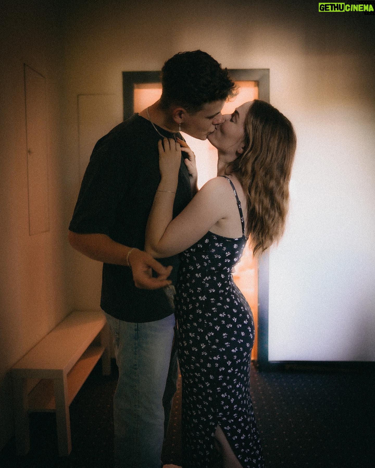 Jamie Birrell - 50.8K Likes - we officially moved in together šš
es fühlt sich so toll an, diesen Schritt zusammen zu gehen š, auch, wenn es irgendwie eh schon lƤnger fast so war.. ist es doch besonders, es āoffiziellā zu machen. Kein āunsere .. ehhh deine Wohnungā mehr! š¤ Wir verbringen ja seit Beginn an schon eigentlich jede Sekunde zusammen, die wir kƶnnen & kriegen zum Glück immernoch nicht genug voneinander. š¤Ŗš« Wir konnten eigentlich schon die ganze Zeit testen, wie es ist āzusammen zu lebenā & āden Alltag zu meisternā. @jamiebirrell war mir schon seit dem Einzug so eine unfassbar groĆe Stütze. Er hat die schwierigen Dinge weniger schwer und die schƶnen Dinge noch viel schƶner werden lassen. Ich bin unfassbar dankbar für diesen Menschen an meiner Seite & freue mich so doll auf diesen nƤchsten Schritt! š
#couple #movingtogether #newhome