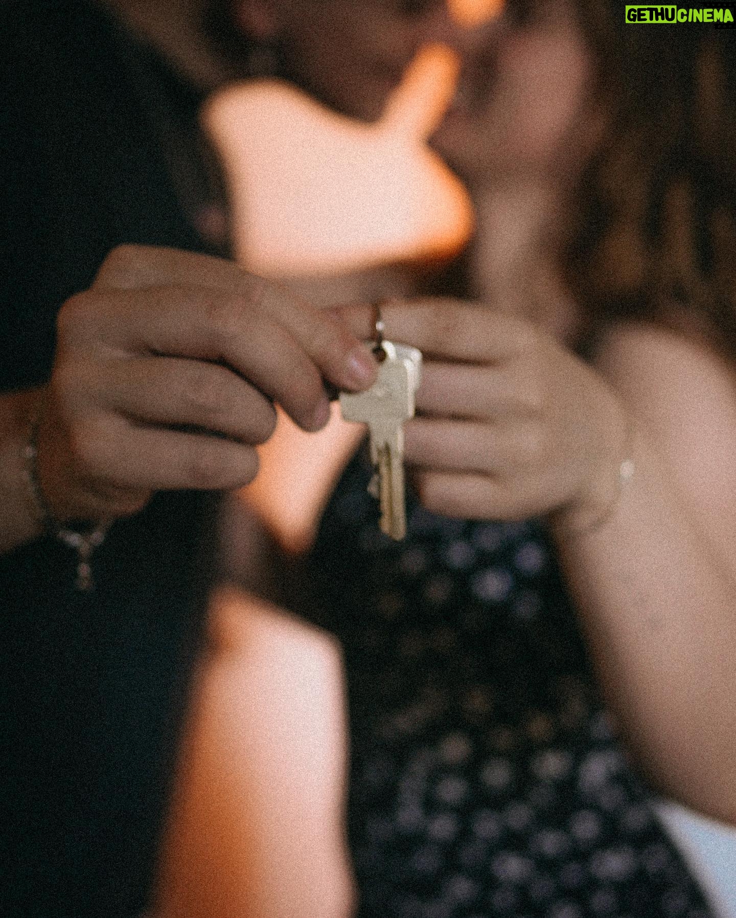 Jamie Birrell - 50.8K Likes - we officially moved in together šš
es fühlt sich so toll an, diesen Schritt zusammen zu gehen š, auch, wenn es irgendwie eh schon lƤnger fast so war.. ist es doch besonders, es āoffiziellā zu machen. Kein āunsere .. ehhh deine Wohnungā mehr! š¤ Wir verbringen ja seit Beginn an schon eigentlich jede Sekunde zusammen, die wir kƶnnen & kriegen zum Glück immernoch nicht genug voneinander. š¤Ŗš« Wir konnten eigentlich schon die ganze Zeit testen, wie es ist āzusammen zu lebenā & āden Alltag zu meisternā. @jamiebirrell war mir schon seit dem Einzug so eine unfassbar groĆe Stütze. Er hat die schwierigen Dinge weniger schwer und die schƶnen Dinge noch viel schƶner werden lassen. Ich bin unfassbar dankbar für diesen Menschen an meiner Seite & freue mich so doll auf diesen nƤchsten Schritt! š
#couple #movingtogether #newhome