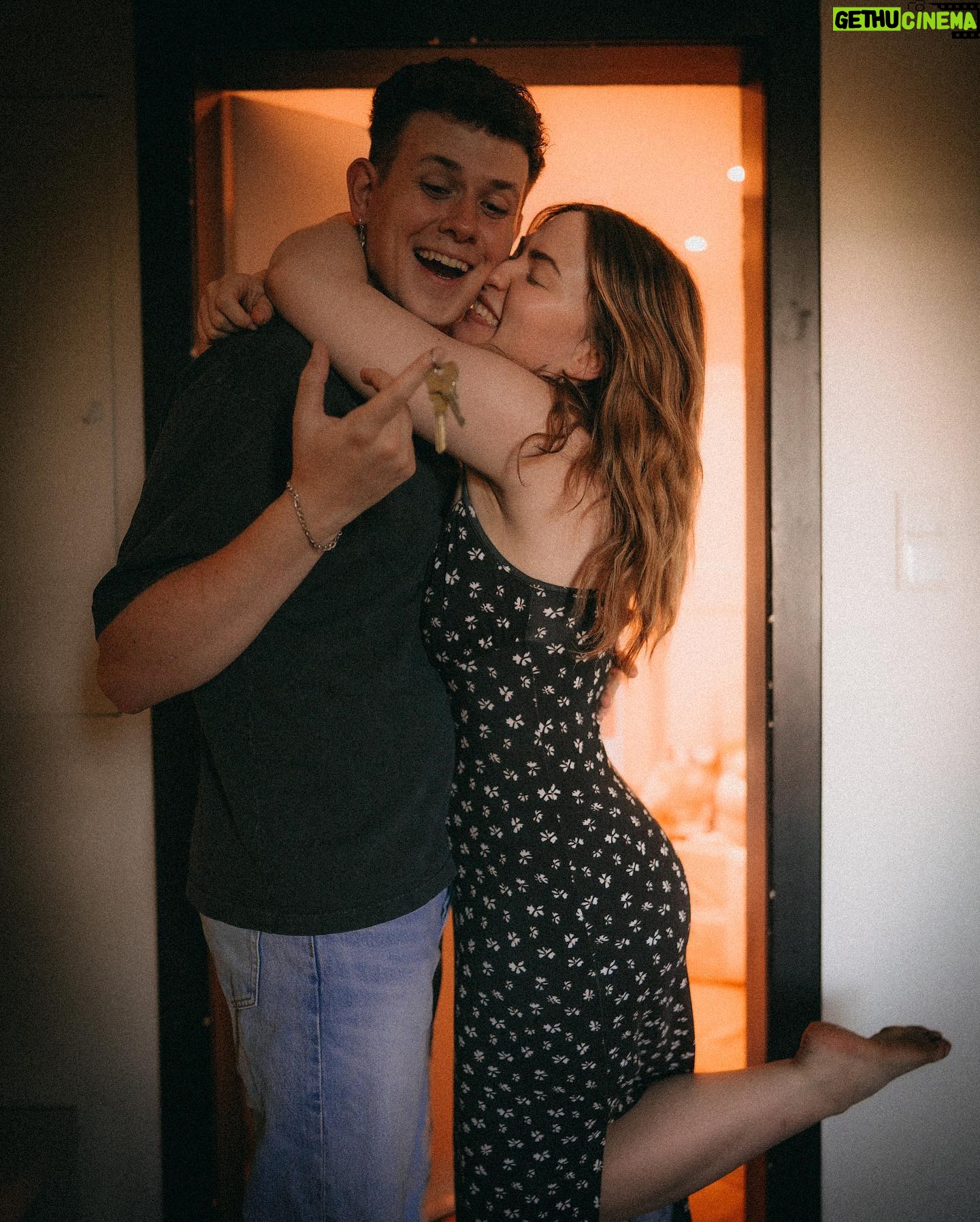 Jamie Birrell - 50.8K Likes - we officially moved in together šš
es fühlt sich so toll an, diesen Schritt zusammen zu gehen š, auch, wenn es irgendwie eh schon lƤnger fast so war.. ist es doch besonders, es āoffiziellā zu machen. Kein āunsere .. ehhh deine Wohnungā mehr! š¤ Wir verbringen ja seit Beginn an schon eigentlich jede Sekunde zusammen, die wir kƶnnen & kriegen zum Glück immernoch nicht genug voneinander. š¤Ŗš« Wir konnten eigentlich schon die ganze Zeit testen, wie es ist āzusammen zu lebenā & āden Alltag zu meisternā. @jamiebirrell war mir schon seit dem Einzug so eine unfassbar groĆe Stütze. Er hat die schwierigen Dinge weniger schwer und die schƶnen Dinge noch viel schƶner werden lassen. Ich bin unfassbar dankbar für diesen Menschen an meiner Seite & freue mich so doll auf diesen nƤchsten Schritt! š
#couple #movingtogether #newhome