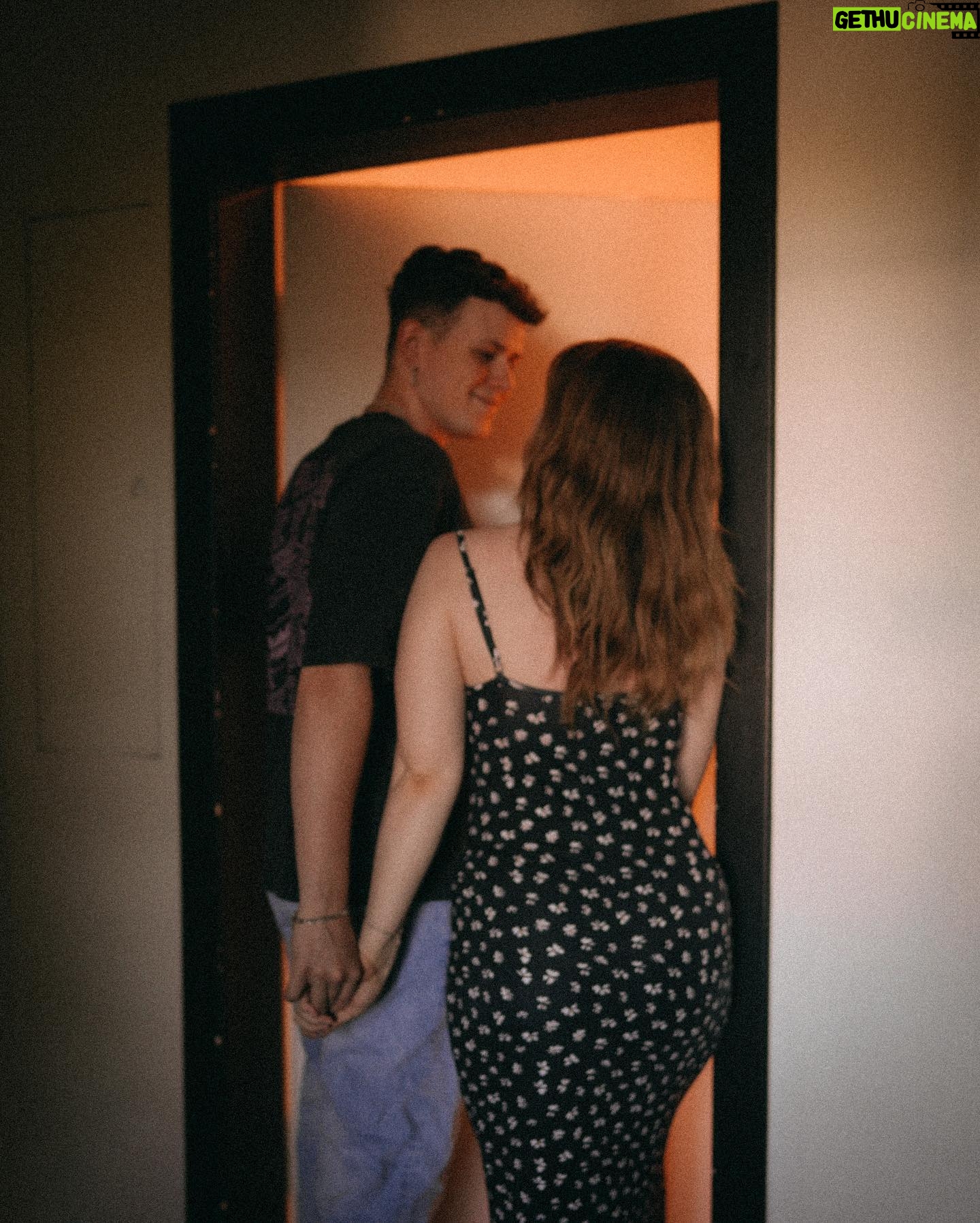 Jamie Birrell - 50.8K Likes - we officially moved in together šš
es fühlt sich so toll an, diesen Schritt zusammen zu gehen š, auch, wenn es irgendwie eh schon lƤnger fast so war.. ist es doch besonders, es āoffiziellā zu machen. Kein āunsere .. ehhh deine Wohnungā mehr! š¤ Wir verbringen ja seit Beginn an schon eigentlich jede Sekunde zusammen, die wir kƶnnen & kriegen zum Glück immernoch nicht genug voneinander. š¤Ŗš« Wir konnten eigentlich schon die ganze Zeit testen, wie es ist āzusammen zu lebenā & āden Alltag zu meisternā. @jamiebirrell war mir schon seit dem Einzug so eine unfassbar groĆe Stütze. Er hat die schwierigen Dinge weniger schwer und die schƶnen Dinge noch viel schƶner werden lassen. Ich bin unfassbar dankbar für diesen Menschen an meiner Seite & freue mich so doll auf diesen nƤchsten Schritt! š
#couple #movingtogether #newhome