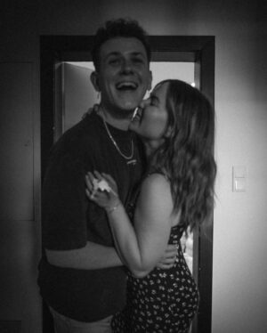 Jamie Birrell Instagram - we officially moved in together 🔐🏠

es fühlt sich so toll an, diesen Schritt zusammen zu gehen 😭, auch, wenn es irgendwie eh schon länger fast so war.. ist es doch besonders, es „offiziell“ zu machen. Kein „unsere .. ehhh deine Wohnung“ mehr! 🤭 Wir verbringen ja seit Beginn an schon eigentlich jede Sekunde zusammen, die wir können & kriegen zum Glück immernoch nicht genug voneinander. 🤪🫠 Wir konnten eigentlich schon die ganze Zeit testen, wie es ist „zusammen zu leben“ & „den Alltag zu meistern“. @jamiebirrell war mir schon seit dem Einzug so eine unfassbar große Stütze. Er hat die schwierigen Dinge weniger schwer und die schönen Dinge noch viel schöner werden lassen. Ich bin unfassbar dankbar für diesen Menschen an meiner Seite & freue mich so doll auf diesen nächsten Schritt! 💘 

#couple #movingtogether #newhome