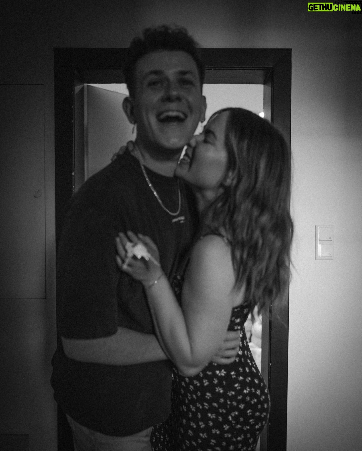 Jamie Birrell - 50.8K Likes - we officially moved in together šš
es fühlt sich so toll an, diesen Schritt zusammen zu gehen š, auch, wenn es irgendwie eh schon lƤnger fast so war.. ist es doch besonders, es āoffiziellā zu machen. Kein āunsere .. ehhh deine Wohnungā mehr! š¤ Wir verbringen ja seit Beginn an schon eigentlich jede Sekunde zusammen, die wir kƶnnen & kriegen zum Glück immernoch nicht genug voneinander. š¤Ŗš« Wir konnten eigentlich schon die ganze Zeit testen, wie es ist āzusammen zu lebenā & āden Alltag zu meisternā. @jamiebirrell war mir schon seit dem Einzug so eine unfassbar groĆe Stütze. Er hat die schwierigen Dinge weniger schwer und die schƶnen Dinge noch viel schƶner werden lassen. Ich bin unfassbar dankbar für diesen Menschen an meiner Seite & freue mich so doll auf diesen nƤchsten Schritt! š
#couple #movingtogether #newhome