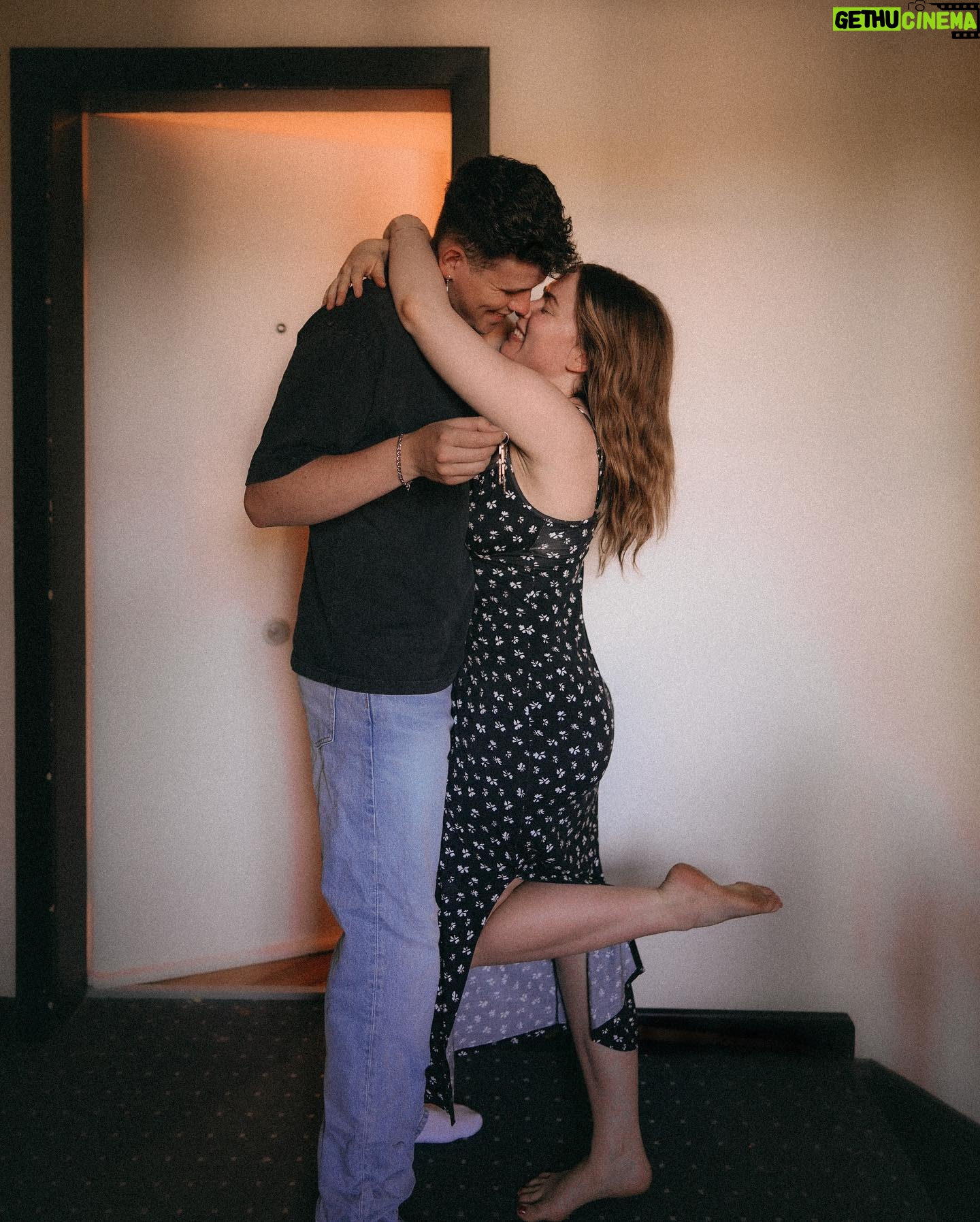 Jamie Birrell - 50.8K Likes - we officially moved in together šš
es fühlt sich so toll an, diesen Schritt zusammen zu gehen š, auch, wenn es irgendwie eh schon lƤnger fast so war.. ist es doch besonders, es āoffiziellā zu machen. Kein āunsere .. ehhh deine Wohnungā mehr! š¤ Wir verbringen ja seit Beginn an schon eigentlich jede Sekunde zusammen, die wir kƶnnen & kriegen zum Glück immernoch nicht genug voneinander. š¤Ŗš« Wir konnten eigentlich schon die ganze Zeit testen, wie es ist āzusammen zu lebenā & āden Alltag zu meisternā. @jamiebirrell war mir schon seit dem Einzug so eine unfassbar groĆe Stütze. Er hat die schwierigen Dinge weniger schwer und die schƶnen Dinge noch viel schƶner werden lassen. Ich bin unfassbar dankbar für diesen Menschen an meiner Seite & freue mich so doll auf diesen nƤchsten Schritt! š
#couple #movingtogether #newhome
