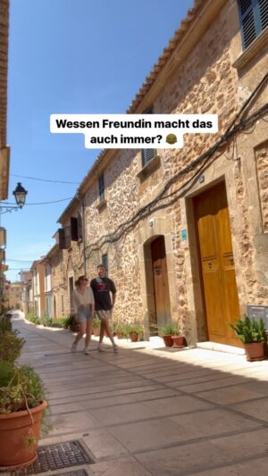 Jamie Birrell Instagram - Markiert jemanden der das auch immer macht! 😂😂 #reels #réel #comedy #couple #paar #date #boyfriend #girlfriend #lustig #viral #spaß