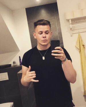 Jamie Birrell Instagram - Hier ein Spiegel Selfie mit einem Hauch Duckface und einem unglaublich coolen Handzeichen. Cringe Gesamtpaket!