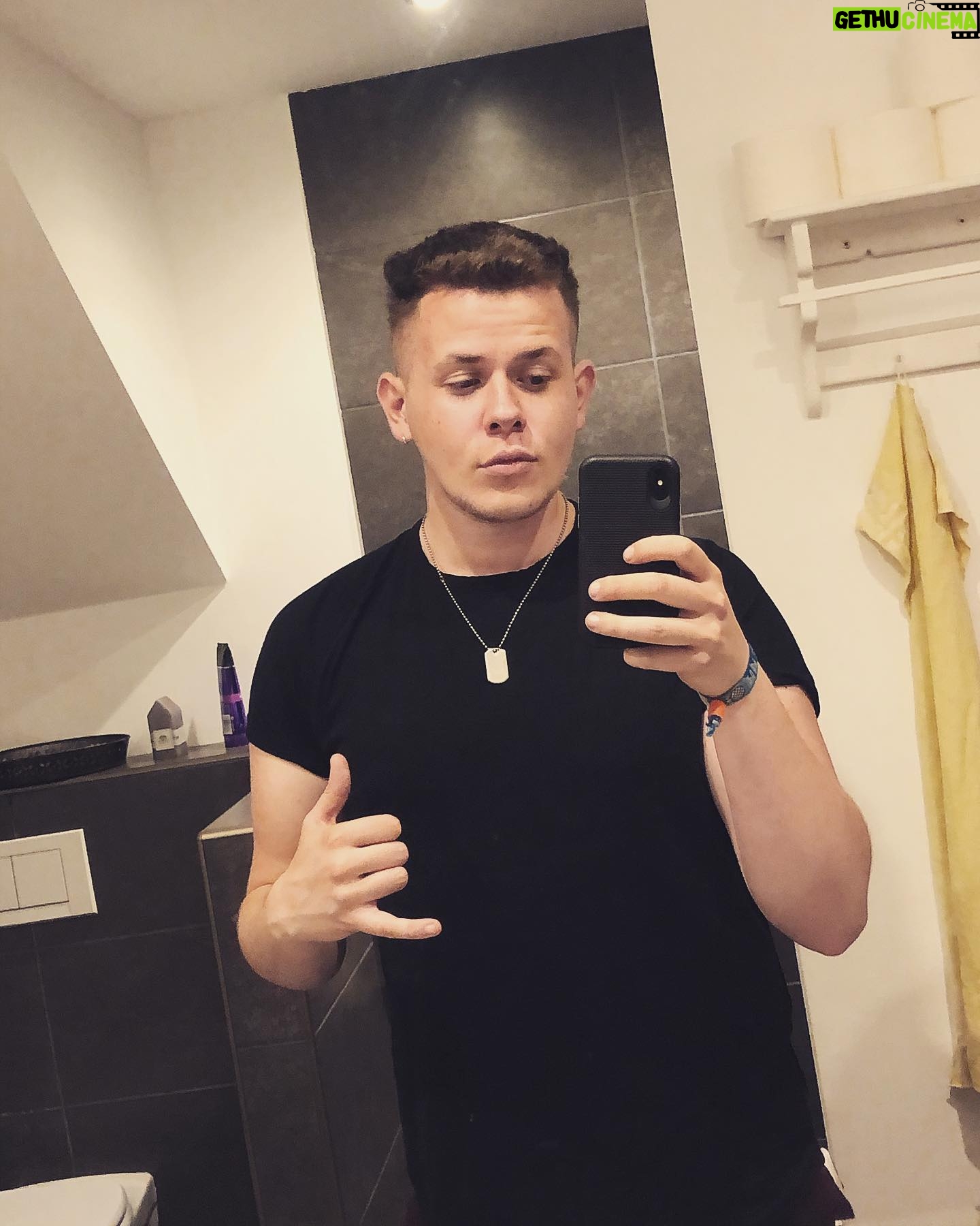 Jamie Birrell - 6.8K Likes - Hier ein Spiegel Selfie mit einem Hauch Duckface und einem unglaublich coolen Handzeichen. Cringe Gesamtpaket!
