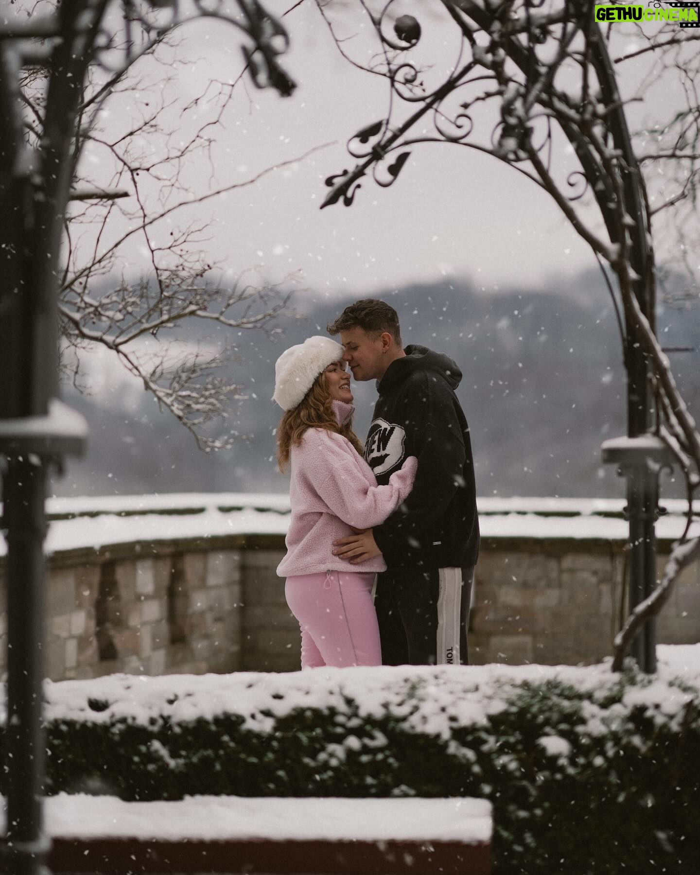 Jamie Birrell - 14K Likes - tja Netflix ihr hƤttet uns für eure XMAS Love Komƶdie buchen kƶnnen aber jetzt ist es zu spƤt š” vllt nƤchstes Jahr. LG auch an alle andere Streamingdienste