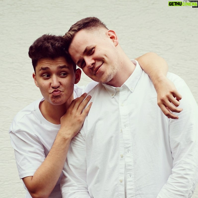 Jamie Birrell - 6.9K Likes - Ja, wir heiraten BALD
__________
Dieses Bild hat die einzig Wahre @theresa_sophie_less gemacht