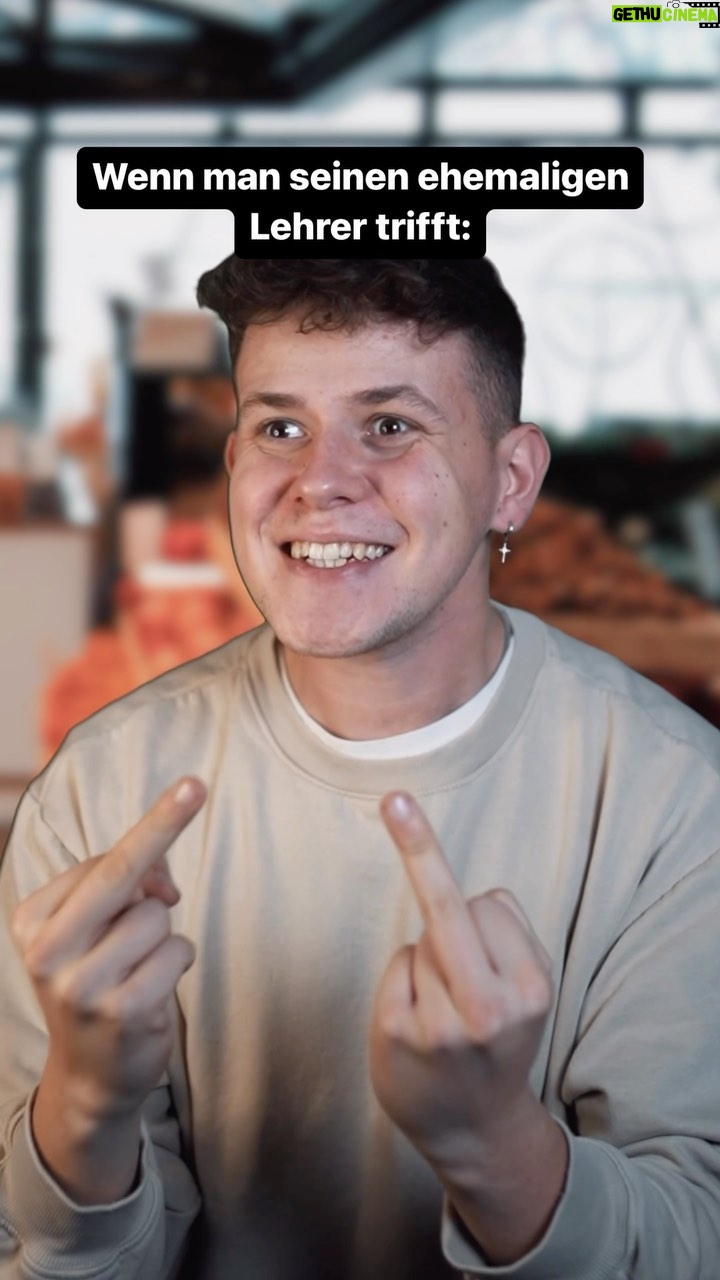 Jamie Birrell - 9.7K Likes - Wenn man seinen ehemaligen Lehrer trifft 😂 Hattet ihr so eine Situation schon mal?🫢 #reels #comedy #lustig #sketch #spaß #viral #lehrer #schule #schüler