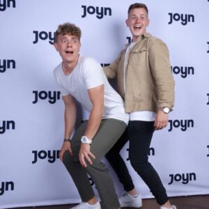Jamie Birrell Instagram - Er wär fast hingefallen, aber ich konnte ihn gerad noch halten.
_________
Heute um 16 Uhr kommt die neue Folge von @krassklassenfahrt 😍😍😍 SCHAUT ALLE VORBEI
