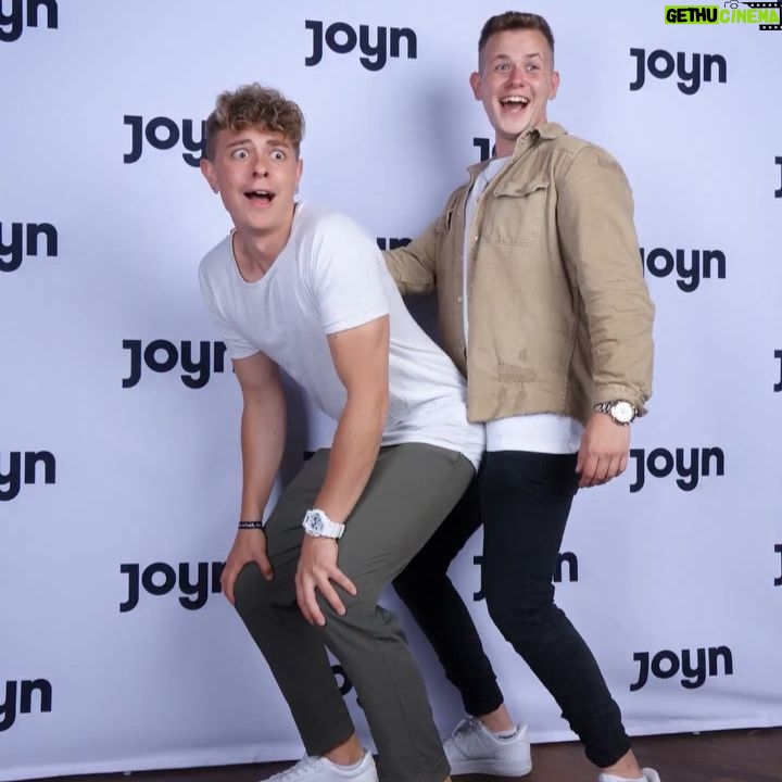 Jamie Birrell - 9.9K Likes - Er wär fast hingefallen, aber ich konnte ihn gerad noch halten.
_________
Heute um 16 Uhr kommt die neue Folge von @krassklassenfahrt 😍😍😍 SCHAUT ALLE VORBEI