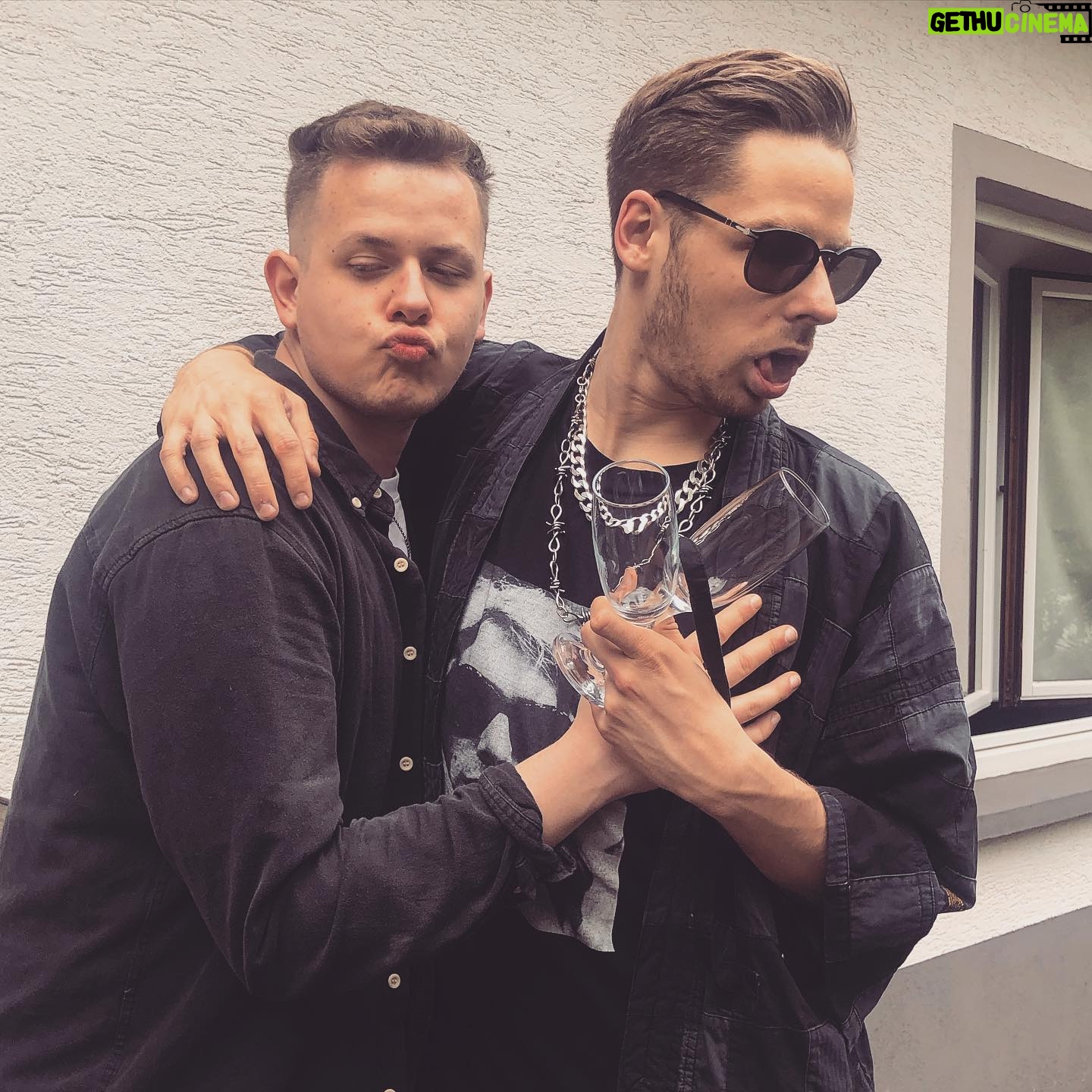 Jamie Birrell - 8.4K Likes - Ich packe Rewi an die linke Brust und er kotzt wƤhrend wir drauĆen stehen in der Sonne (deswegen auch die Sonnenbrille)