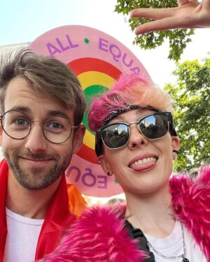 Jamie Hensley-Davies Instagram - ~Cardiff was v. gay today~
// also Sprig says trans rights, pass it on //
🏳️‍🌈>:D🏳️‍⚧️

#cardiffpride #pride #queeremporium #todaysvibewas #spicysoftboy