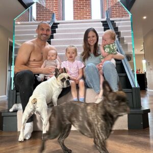 Jamie Jewitt Instagram - Family photos by Nell 💕. At the weekend, Nell kept asking to put my phone in a shoe and put the clock on the camera! Took me a little while to realise this is how we took a group photo when we had family staying recently. So I gave her my phone and here’s what she got. I absolutely love them! Between cooking and photography, she’s a woman of many talents 🥰