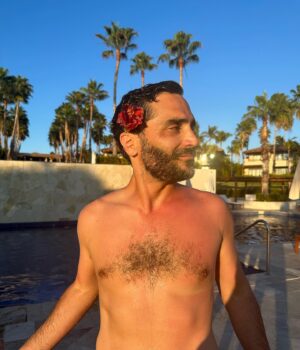Jamie Lee Instagram - Thank you for all the nice messages about this week’s episode of #TedLasso! When I’m not drinking out of a coconut, being aggressively present and one with the sun, I’m on my phone! Reading stuff, checking stuff. This is vacation. #Believe