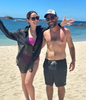 Jamie Lee Instagram - Thank you for all the nice messages about this week’s episode of #TedLasso! When I’m not drinking out of a coconut, being aggressively present and one with the sun, I’m on my phone! Reading stuff, checking stuff. This is vacation. #Believe