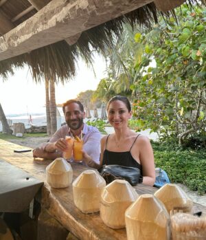 Jamie Lee Instagram - Thank you for all the nice messages about this week’s episode of #TedLasso! When I’m not drinking out of a coconut, being aggressively present and one with the sun, I’m on my phone! Reading stuff, checking stuff. This is vacation. #Believe