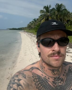 Jamie Watt Instagram - Island dump 🌴