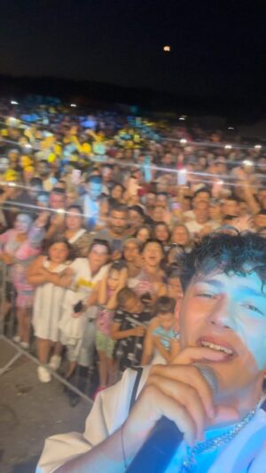 Jan Bendig Instagram - Tenhle song je nesmrtelnej, co? 🥰 Děkuju všem z POPRADU za nezapomenutelnou atmosféru a krásný koncert. 😘 MILUJU VÁS! 🫶🏽🇸🇰