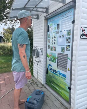 Jan Delay Instagram - liebes tagebuch! mein allerschönstes ferienerlebnis war die toiletten-schatulle unseres campers ( umgangssprachlich: kack-kassette) zu entleeren. meine tochter hatte die grossartige idee, dieses ereignis bildlich festzuhalten. dank dem wackel-schutz meines telefons mit foto-funktion ( keine werbung!) sind die bilder trotzdem etwas geworden, obwohl sie sich beim fotografieren die ganze zeit kaputt gelacht hat 💩😂💩😂💩😂
