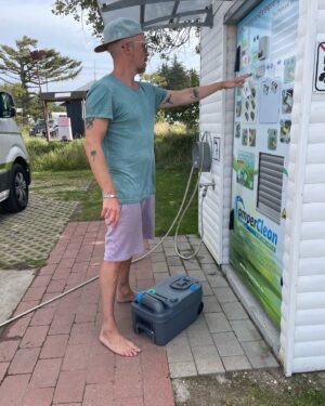 Jan Delay Instagram - liebes tagebuch! mein allerschönstes ferienerlebnis war die toiletten-schatulle unseres campers ( umgangssprachlich: kack-kassette) zu entleeren. meine tochter hatte die grossartige idee, dieses ereignis bildlich festzuhalten. dank dem wackel-schutz meines telefons mit foto-funktion ( keine werbung!) sind die bilder trotzdem etwas geworden, obwohl sie sich beim fotografieren die ganze zeit kaputt gelacht hat 💩😂💩😂💩😂