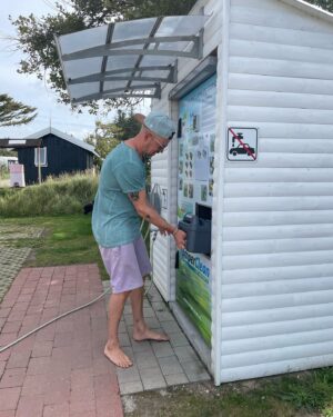 Jan Delay Instagram - liebes tagebuch! mein allerschönstes ferienerlebnis war die toiletten-schatulle unseres campers ( umgangssprachlich: kack-kassette) zu entleeren. meine tochter hatte die grossartige idee, dieses ereignis bildlich festzuhalten. dank dem wackel-schutz meines telefons mit foto-funktion ( keine werbung!) sind die bilder trotzdem etwas geworden, obwohl sie sich beim fotografieren die ganze zeit kaputt gelacht hat 💩😂💩😂💩😂