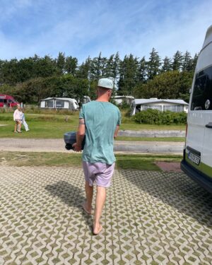 Jan Delay Instagram - liebes tagebuch! mein allerschönstes ferienerlebnis war die toiletten-schatulle unseres campers ( umgangssprachlich: kack-kassette) zu entleeren. meine tochter hatte die grossartige idee, dieses ereignis bildlich festzuhalten. dank dem wackel-schutz meines telefons mit foto-funktion ( keine werbung!) sind die bilder trotzdem etwas geworden, obwohl sie sich beim fotografieren die ganze zeit kaputt gelacht hat 💩😂💩😂💩😂