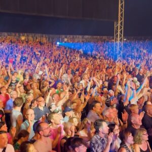 Jan Delay Instagram - freiburg!! weiss nicht ob da irgendwas im wasser ist, aber ihr wart definitiv die lautesten des sommers! bis jetzt! 🗣️🔊💥 dazu noch komplett am tanzen und raven 🥰💃🏾🕺🪩🔥 einfach eine traum-crowd 🥰🙏 @zeltmusikfestival einfach immer wieder legendär💥 unendlichsten dank!! jetzt erstmal in die eistonne 🥵 
.
#foreverjan #bestof #album #tour #freiburg 
.
📸: @stefaniehochmuth @tim_ehrenfried #huesi