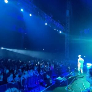 Jan Delay Instagram - freiburg!! weiss nicht ob da irgendwas im wasser ist, aber ihr wart definitiv die lautesten des sommers! bis jetzt! 🗣️🔊💥 dazu noch komplett am tanzen und raven 🥰💃🏾🕺🪩🔥 einfach eine traum-crowd 🥰🙏 @zeltmusikfestival einfach immer wieder legendär💥 unendlichsten dank!! jetzt erstmal in die eistonne 🥵 
.
#foreverjan #bestof #album #tour #freiburg 
.
📸: @stefaniehochmuth @tim_ehrenfried #huesi
