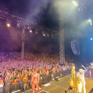 Jan Delay Instagram - freiburg!! weiss nicht ob da irgendwas im wasser ist, aber ihr wart definitiv die lautesten des sommers! bis jetzt! 🗣️🔊💥 dazu noch komplett am tanzen und raven 🥰💃🏾🕺🪩🔥 einfach eine traum-crowd 🥰🙏 @zeltmusikfestival einfach immer wieder legendär💥 unendlichsten dank!! jetzt erstmal in die eistonne 🥵 
.
#foreverjan #bestof #album #tour #freiburg 
.
📸: @stefaniehochmuth @tim_ehrenfried #huesi