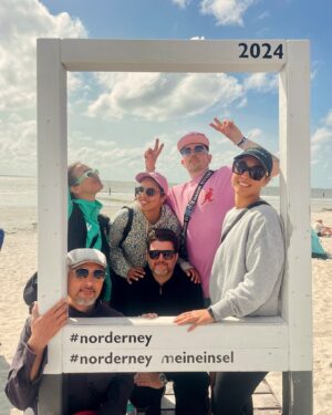 Jan Delay Instagram - mein hawaii heisst norderney 🏝️🥰
wir hatten einen riesenschönen super-tag auf der baba insel ☀️🌊 inklusive rave mit paradiesischem panorama 💥🔊🔥💃🏾🕺🪩 und als kirsche auf der Sahne kam dann auch noch my man peter von den tollen @sportfreundestiller , um mit uns #genauso zu performen 🙏💚 100000000 dank an alle 😘
.
#foreverjan #bestof #album #tour #norderney