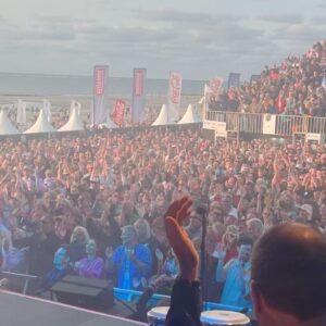 Jan Delay Instagram - mein hawaii heisst norderney 🏝️🥰
wir hatten einen riesenschönen super-tag auf der baba insel ☀️🌊 inklusive rave mit paradiesischem panorama 💥🔊🔥💃🏾🕺🪩 und als kirsche auf der Sahne kam dann auch noch my man peter von den tollen @sportfreundestiller , um mit uns #genauso zu performen 🙏💚 100000000 dank an alle 😘
.
#foreverjan #bestof #album #tour #norderney