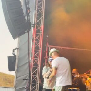 Jan Delay Instagram - mein hawaii heisst norderney 🏝️🥰
wir hatten einen riesenschönen super-tag auf der baba insel ☀️🌊 inklusive rave mit paradiesischem panorama 💥🔊🔥💃🏾🕺🪩 und als kirsche auf der Sahne kam dann auch noch my man peter von den tollen @sportfreundestiller , um mit uns #genauso zu performen 🙏💚 100000000 dank an alle 😘
.
#foreverjan #bestof #album #tour #norderney