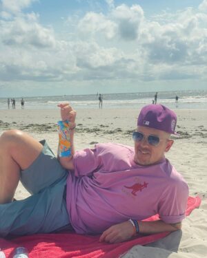 Jan Delay Instagram - mein hawaii heisst norderney 🏝️🥰
wir hatten einen riesenschönen super-tag auf der baba insel ☀️🌊 inklusive rave mit paradiesischem panorama 💥🔊🔥💃🏾🕺🪩 und als kirsche auf der Sahne kam dann auch noch my man peter von den tollen @sportfreundestiller , um mit uns #genauso zu performen 🙏💚 100000000 dank an alle 😘
.
#foreverjan #bestof #album #tour #norderney