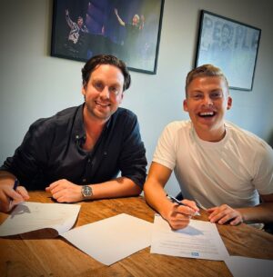 Jan Smit Instagram - Terwijl ikzelf onderweg ben naar Parijs, is het een mooie dag voor ons platenlabel Vosound! Jeffrey Parmentier heeft zojuist z’n handtekening gezet onder een samenwerking voor de komende tijd. Daar zijn wij trots op en erg blij mee! 🎺